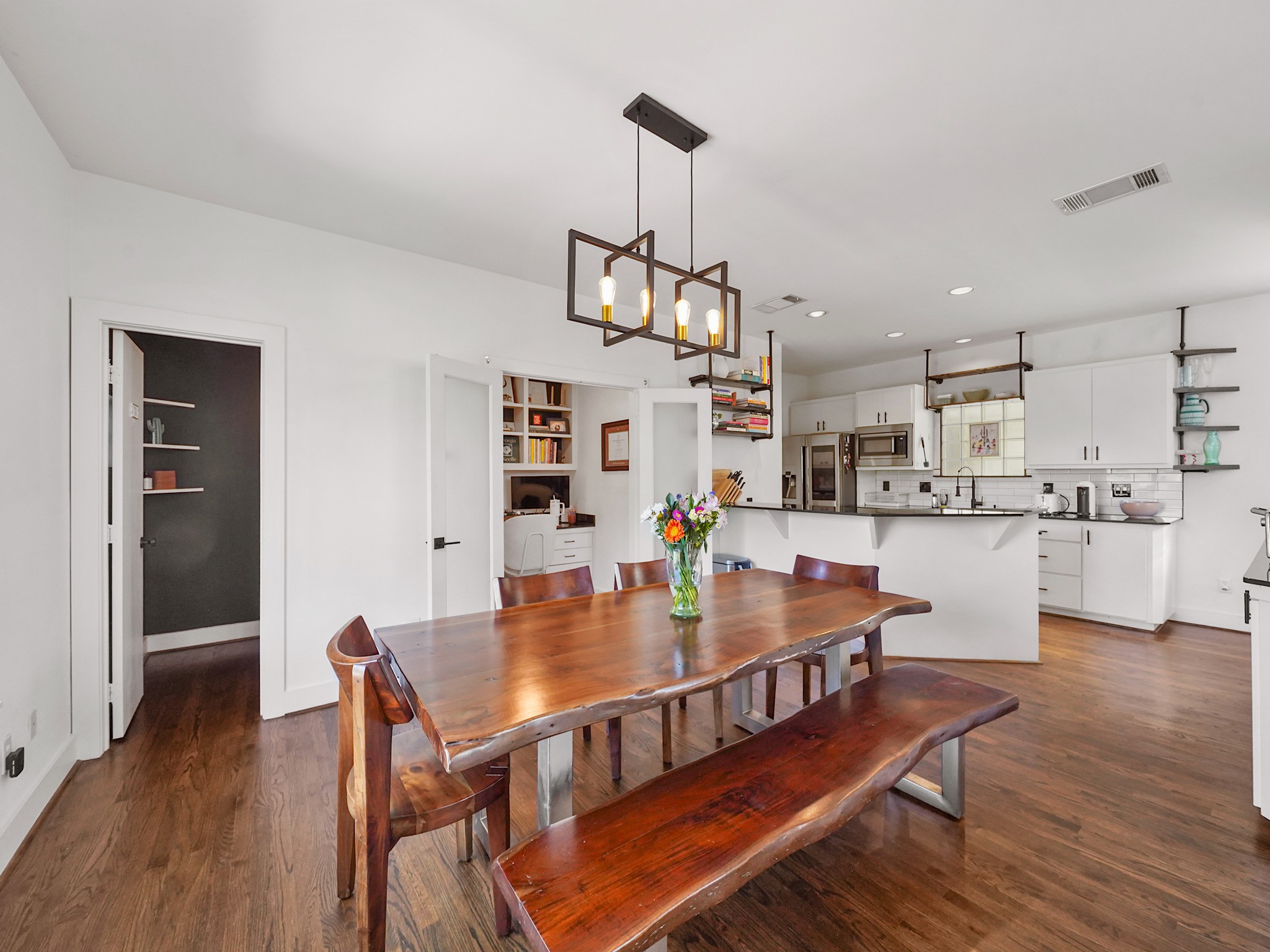 Discover a versatile open dining space seamlessly connected to a functional work station, ideal for effortless multitasking. Discover a versatile open dining space seamlessly connected to a functional work station, ideal for effortless multitasking.