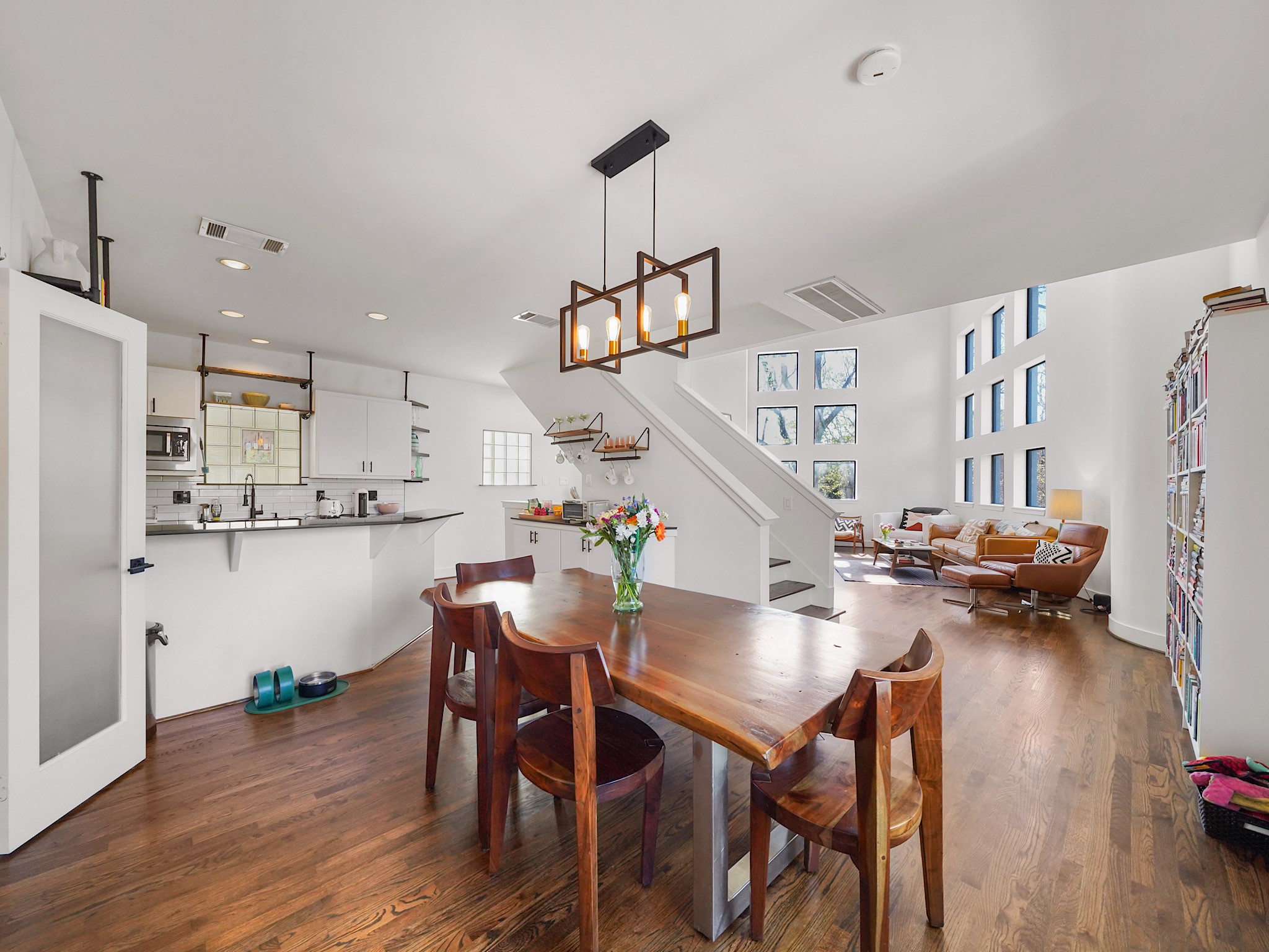 Discover a beautifully integrated dining area and kitchen, ideal for effortless everyday living. Discover a beautifully integrated dining area and kitchen, ideal for effortless everyday living.