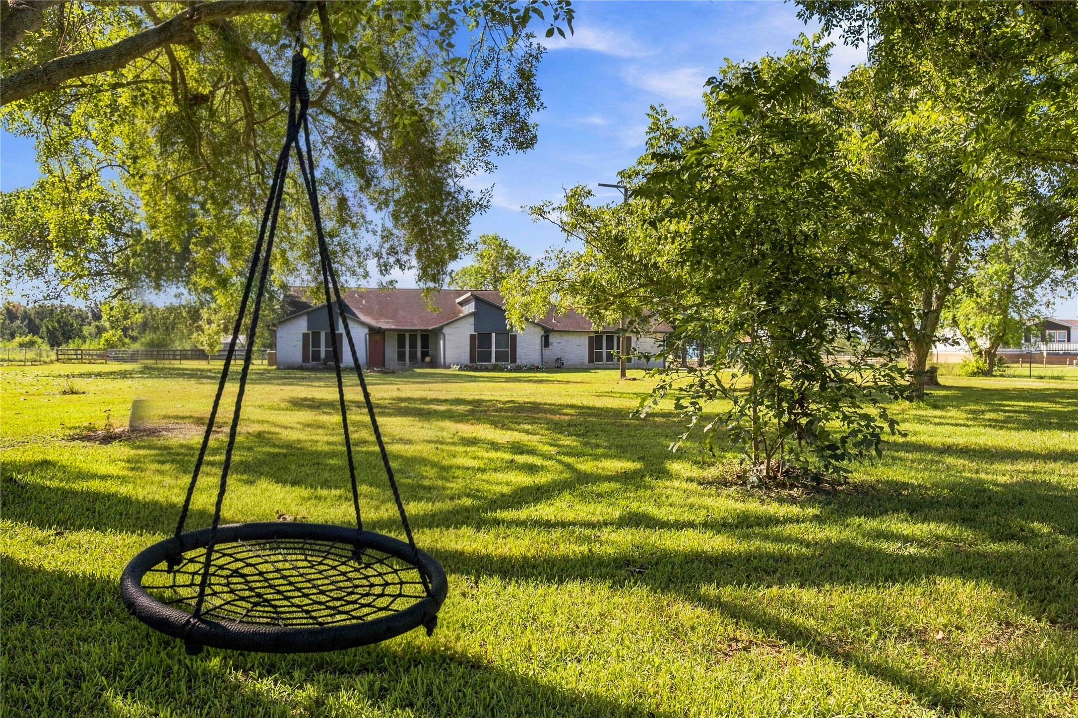 Rural living and City meets. Approximate 10 miles to Highway 288 and 5 miles to Alvin city limit.