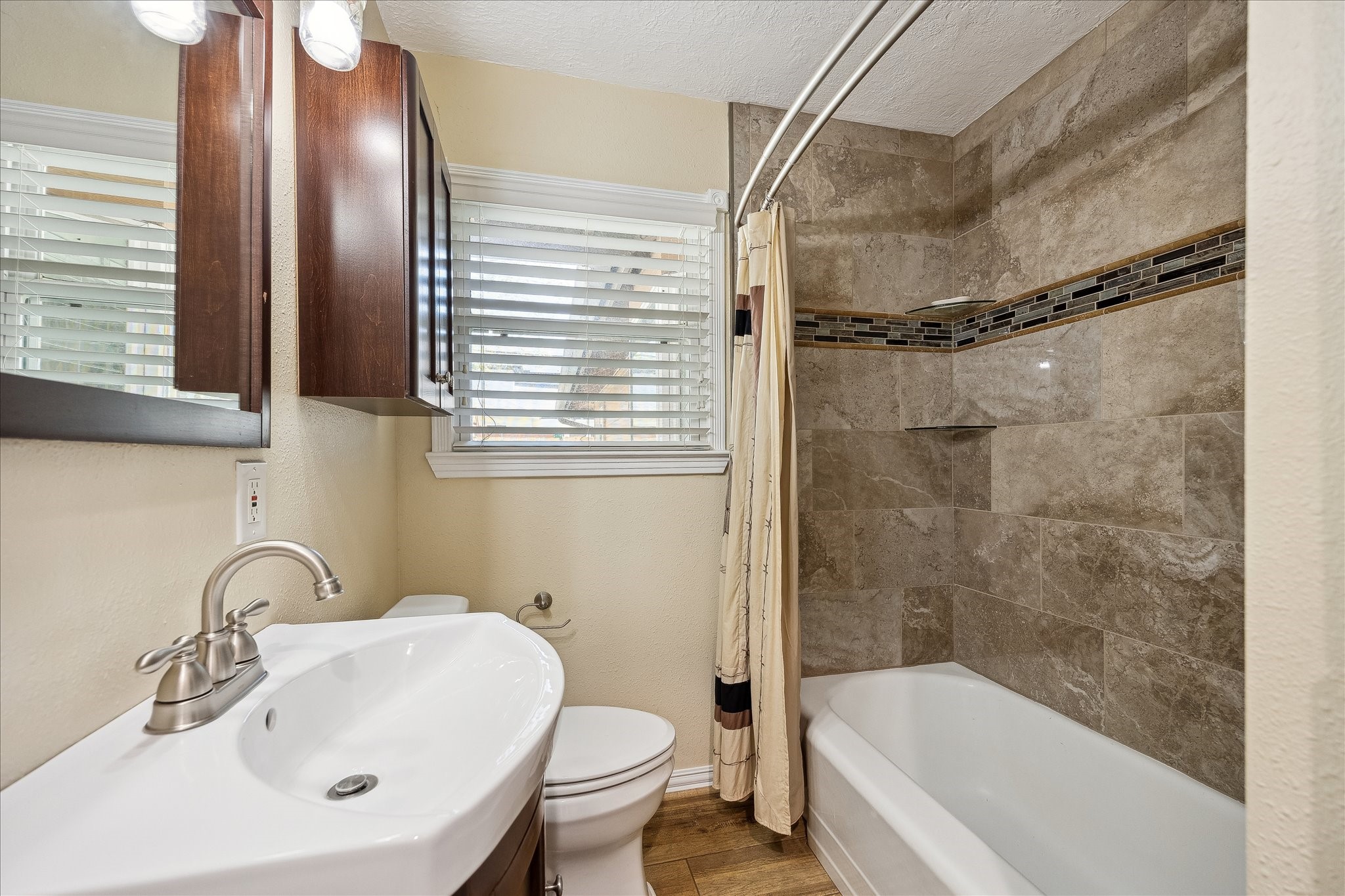 Secondary bathroom with tub/shower combo