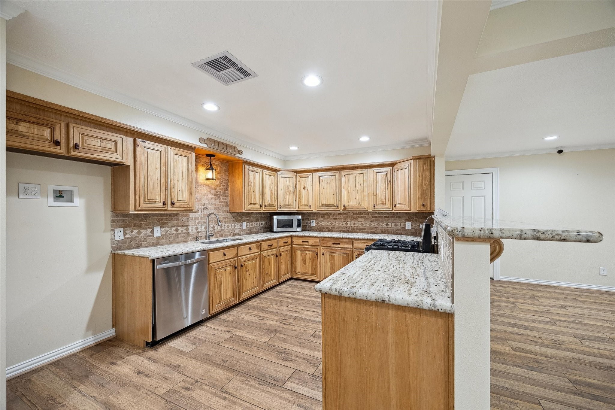 Large kitchen with tons of cabinet / counter space