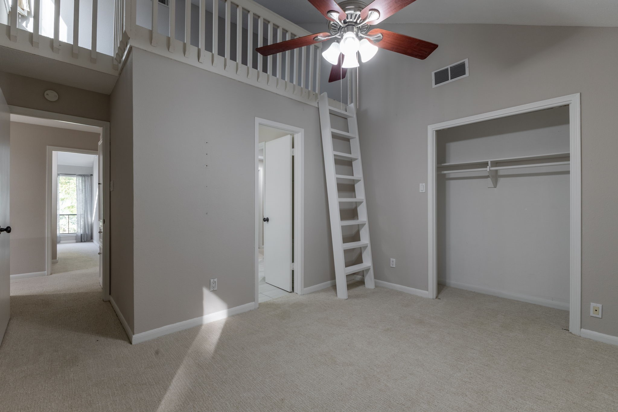 secondary room with full onsuite bathroom and loftr area