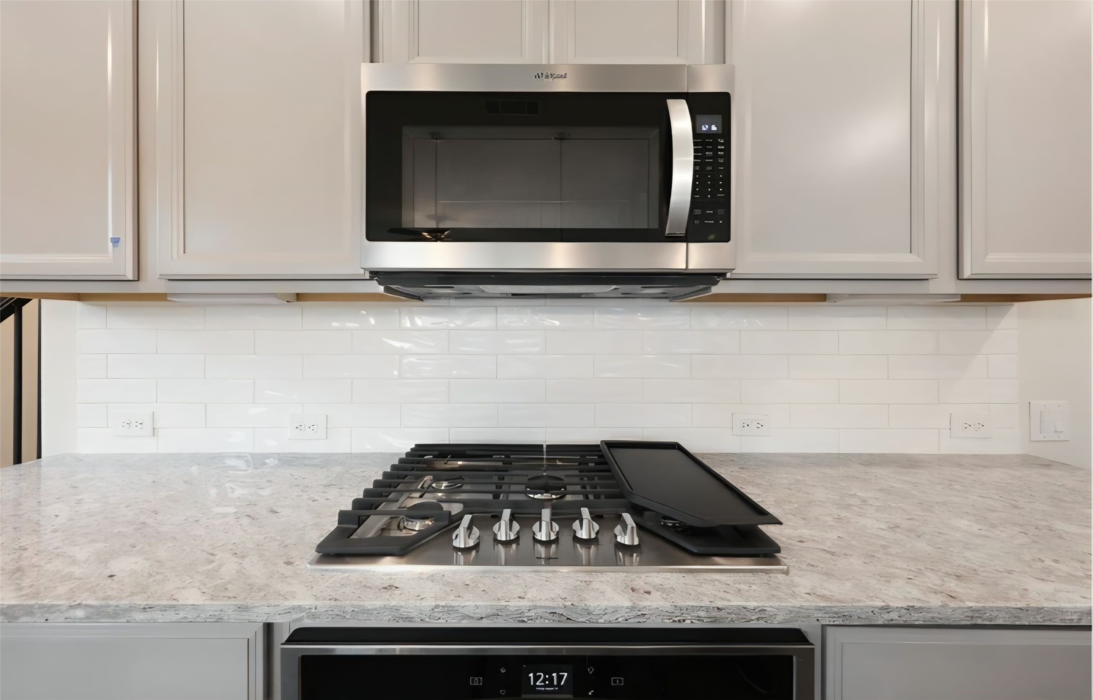 Kitchen features a nice GAS cook top