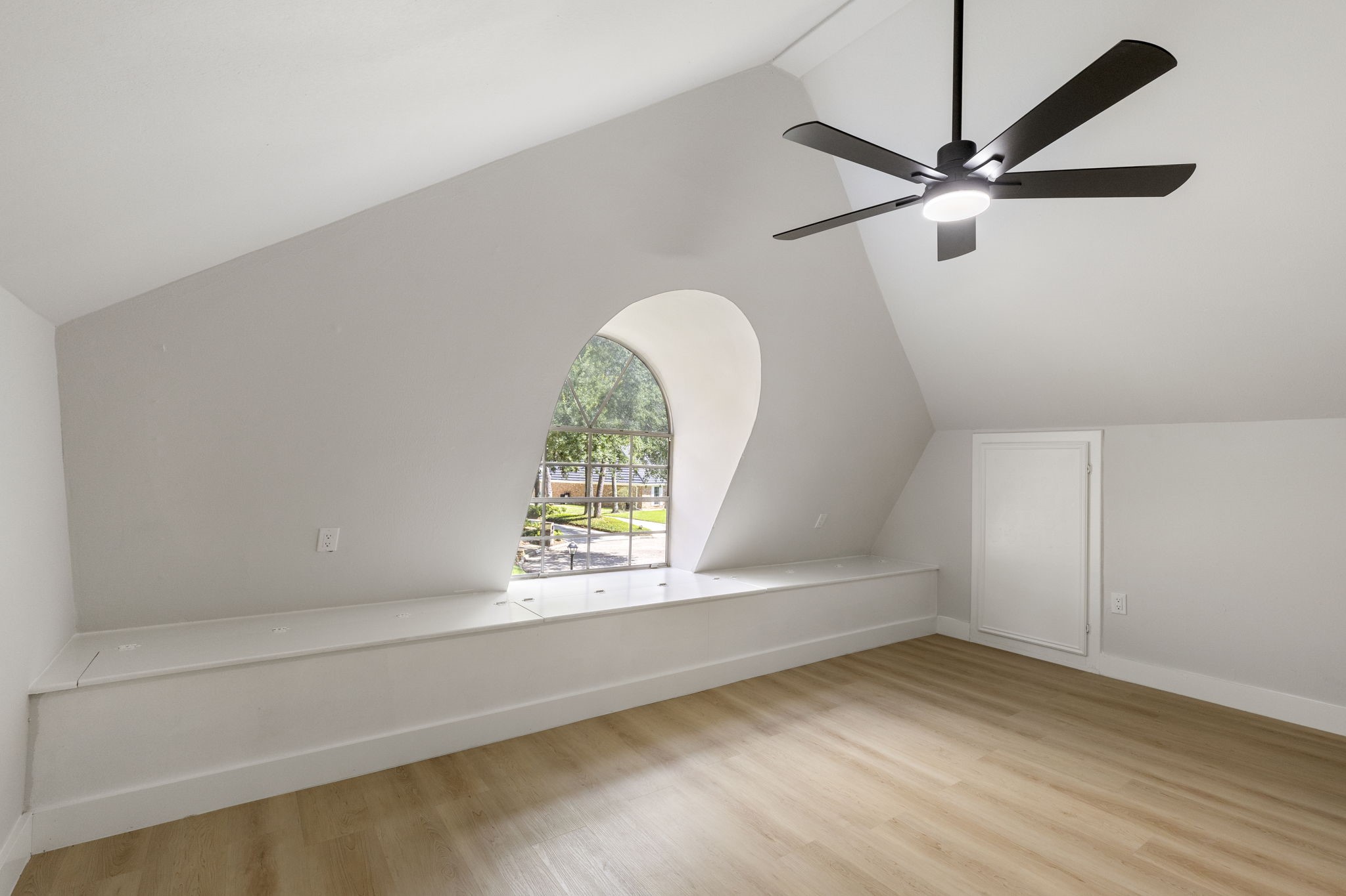 Craft/Flex room adjacent to 2nd primary/guest bedroom