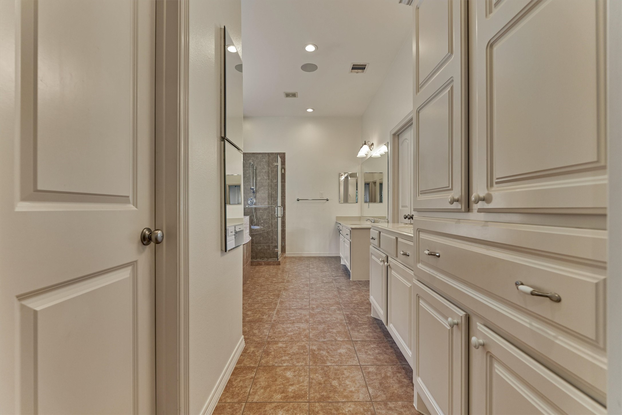 Huge ensuite primary bath!