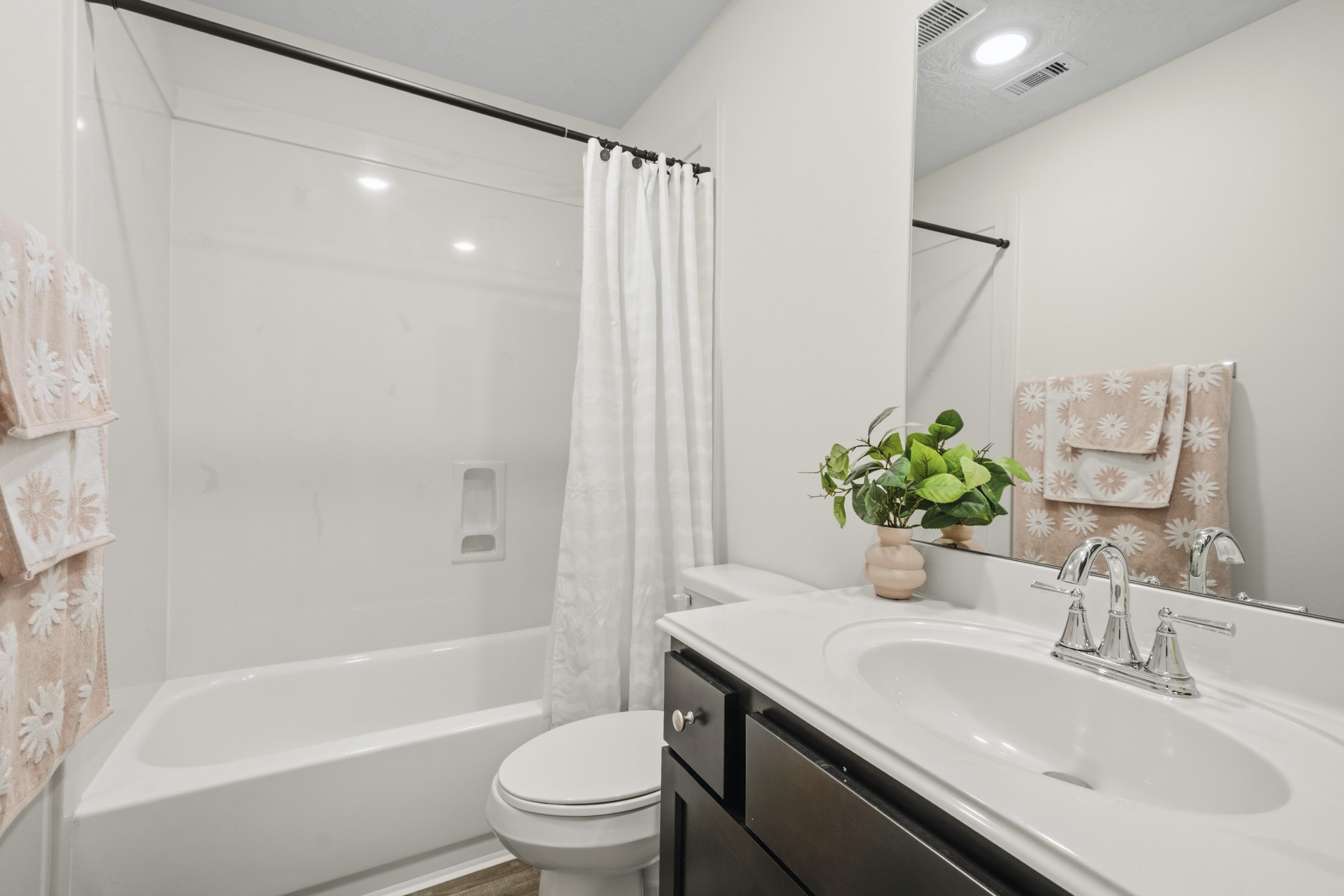 Secondary bathroom.