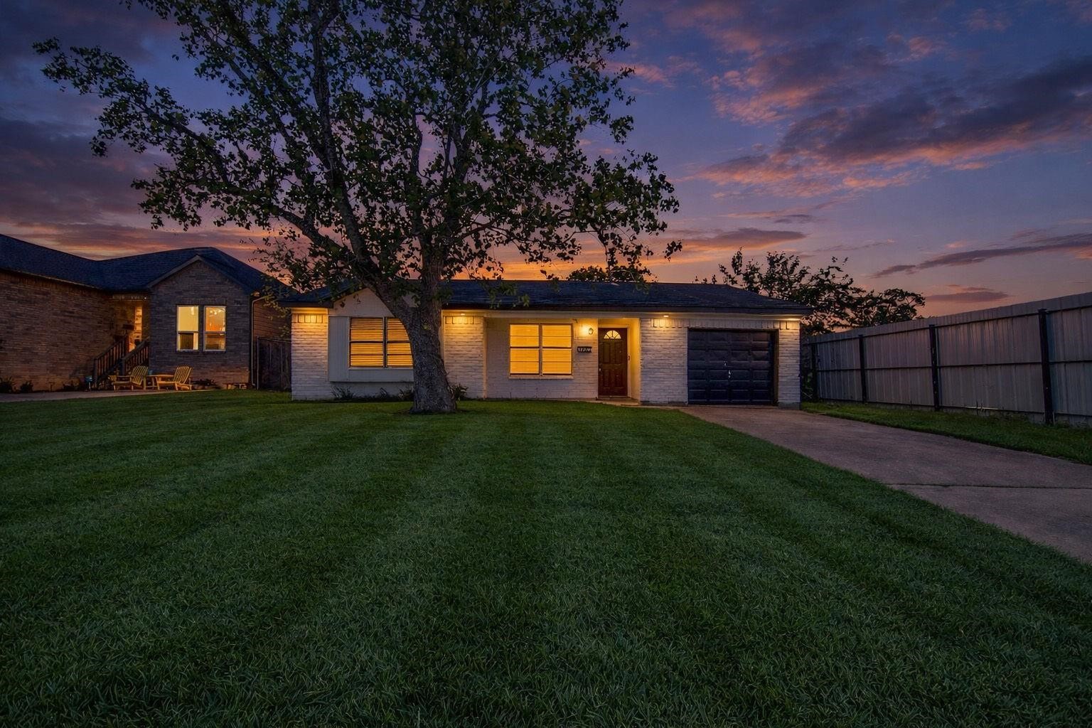Ideally situated in the Crestmont Park area of Houston, this home offers an appealing blend of neighborhood charm and exceptional accessibility. Enjoy convenient proximity to the Texas Medical Center, Downtown Houston, and Hobby Airport, along with nearby shopping and dining. Mature trees and a peaceful residential setting create a welcoming atmosphere, while easy access to Houstons major entertainment destinations enhances the appeal of this well-connected location.