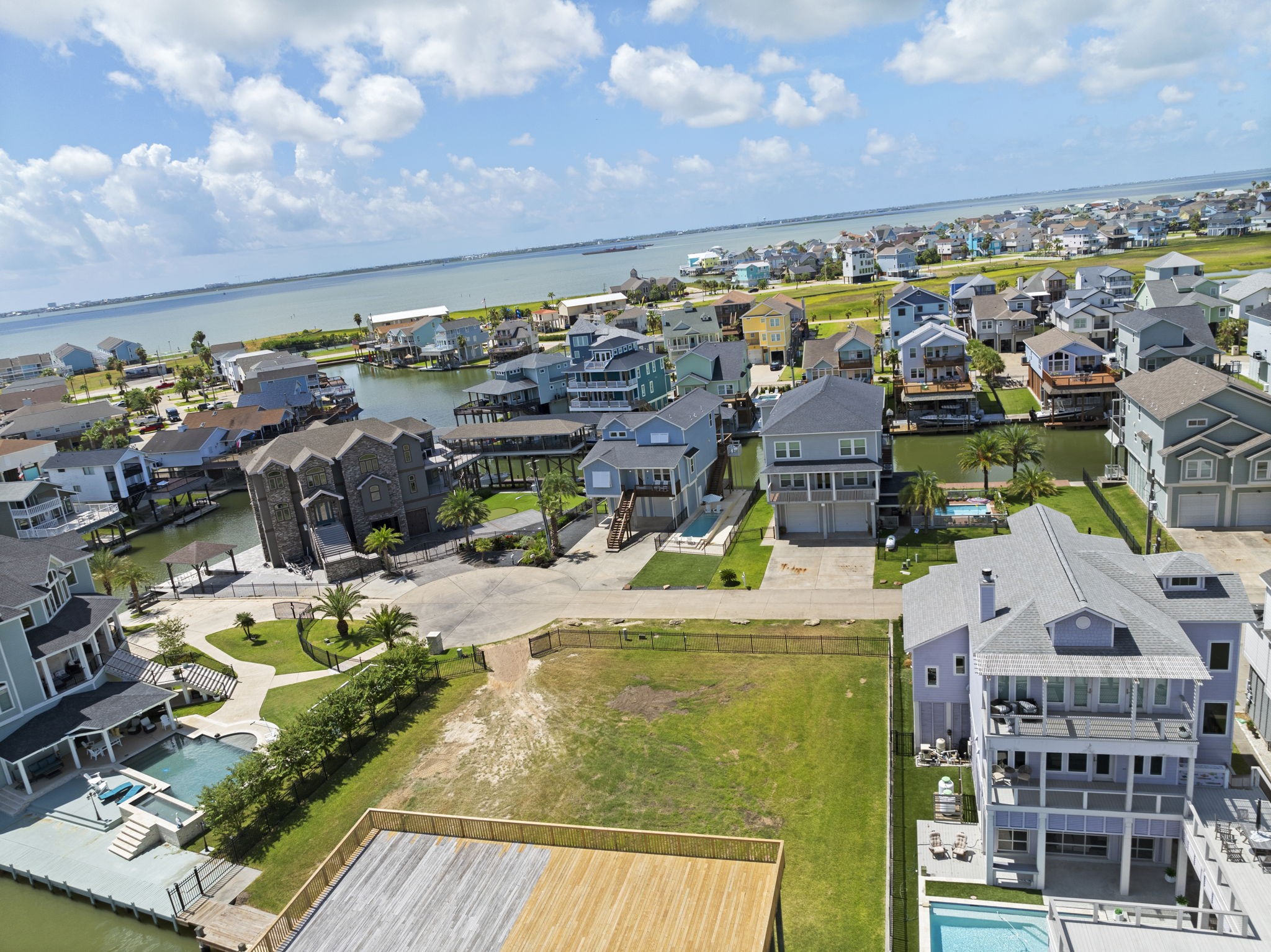 414 Jeanie Lynne Circle, Tiki Island, TX 77554