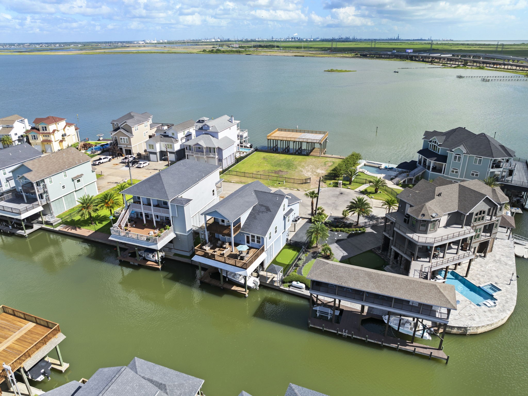 414 Jeanie Lynne Circle, Tiki Island, TX 77554