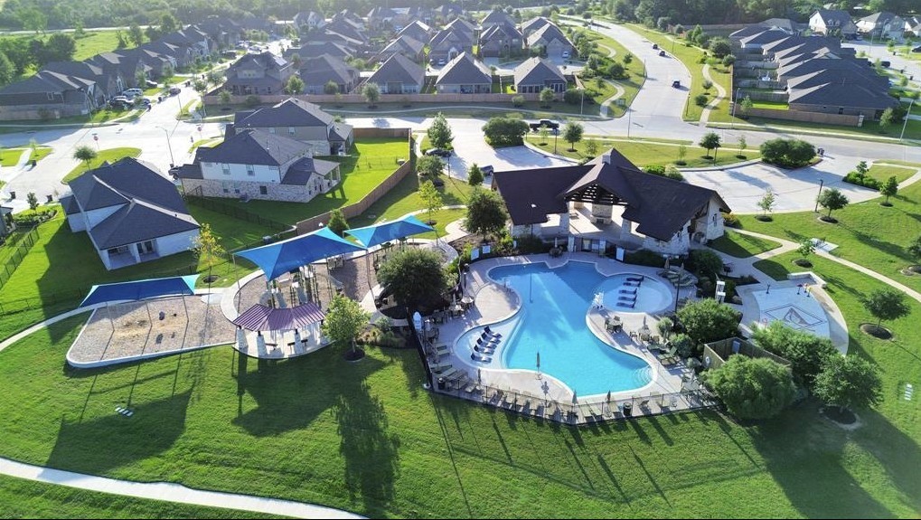 An aerial view of Vanbrookes community recreation area, including the pool, splash pad, and playground. Community amenitiesnot located on the subject property.