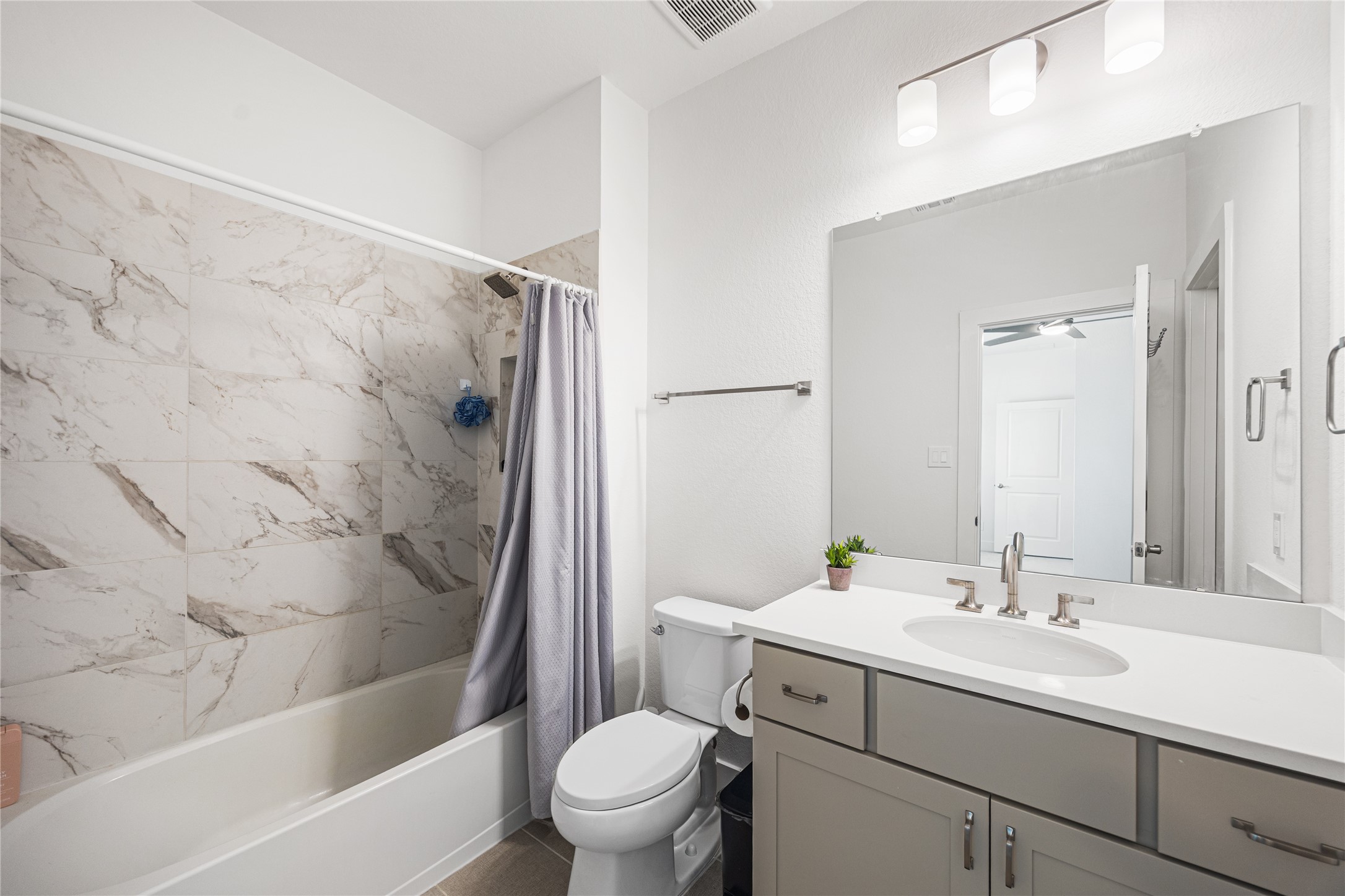 3rd bedroom ensuite bathroom.