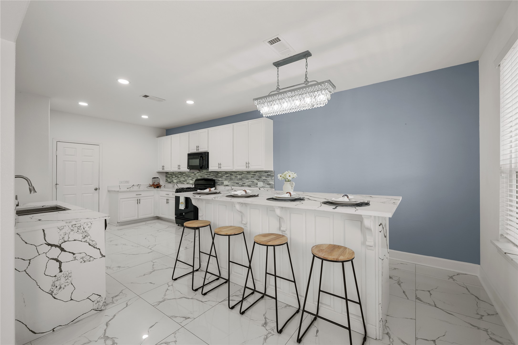Kitchen breakfast/dinning island