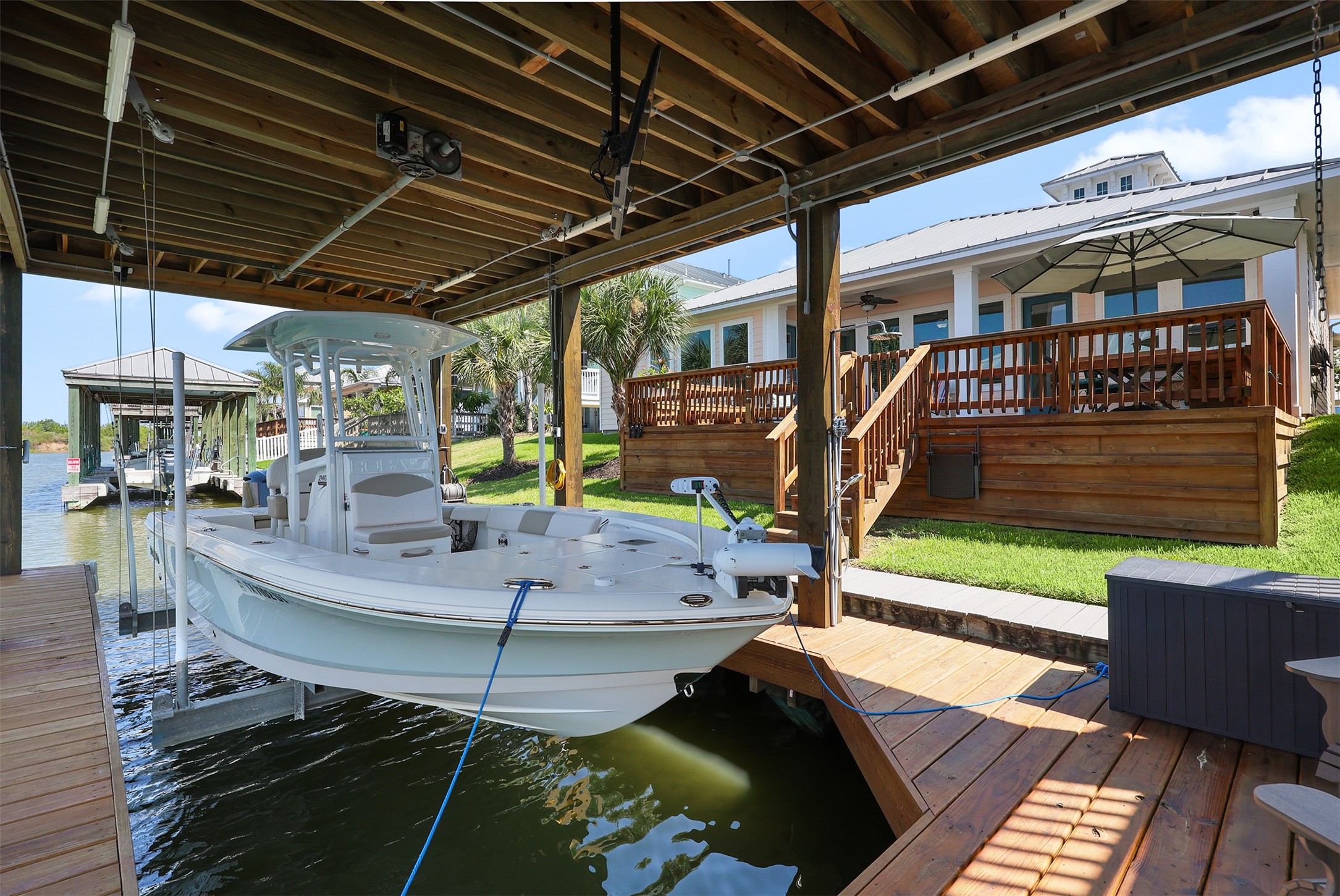 Notice the lift uses the boat rail system to lift the boat (no straps).
