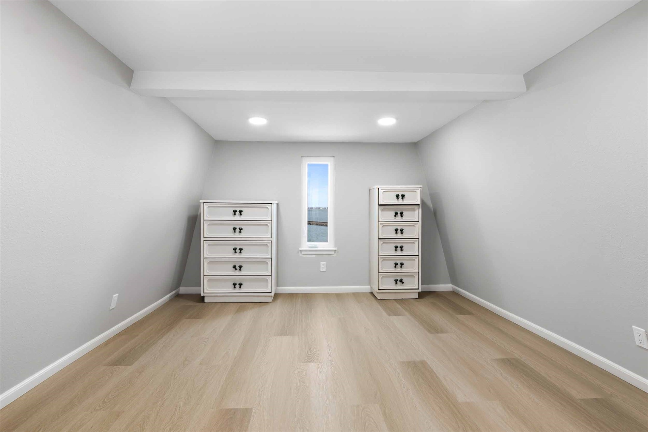 3rd floor bedroom.