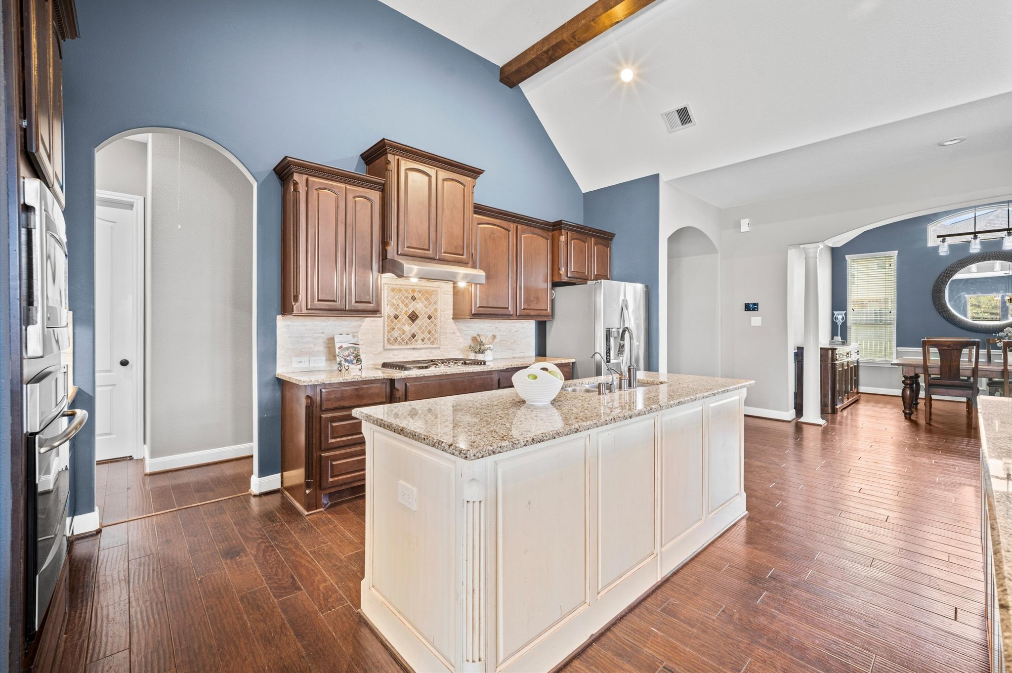 You'll love preparing all your favorites using the 5-burner gas cooktop. Stainless steel appliances, tons of counter space, and plenty of cabinet space work together to create the ideal kitchen atmosphere.