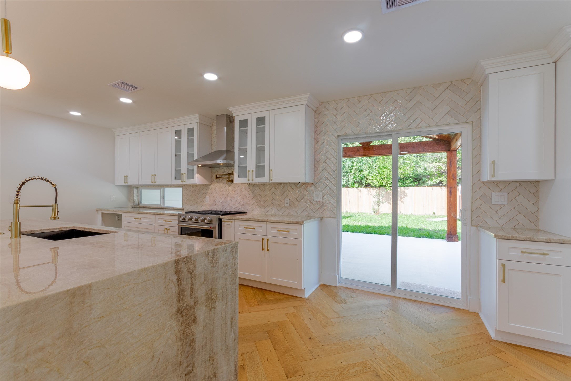 Natural light, beautiful textures, and effortless sophistication.