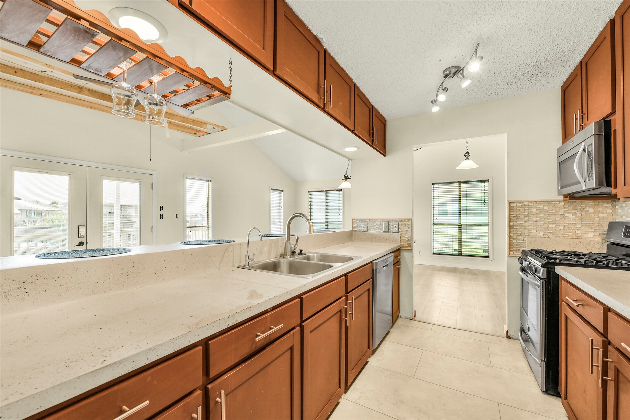 1073 Redfish Street, Bayou Vista, TX 77563