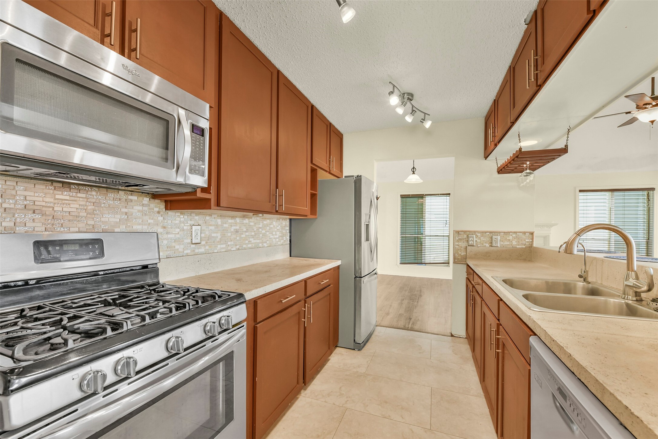 1073 Redfish Street, Bayou Vista, TX 77563