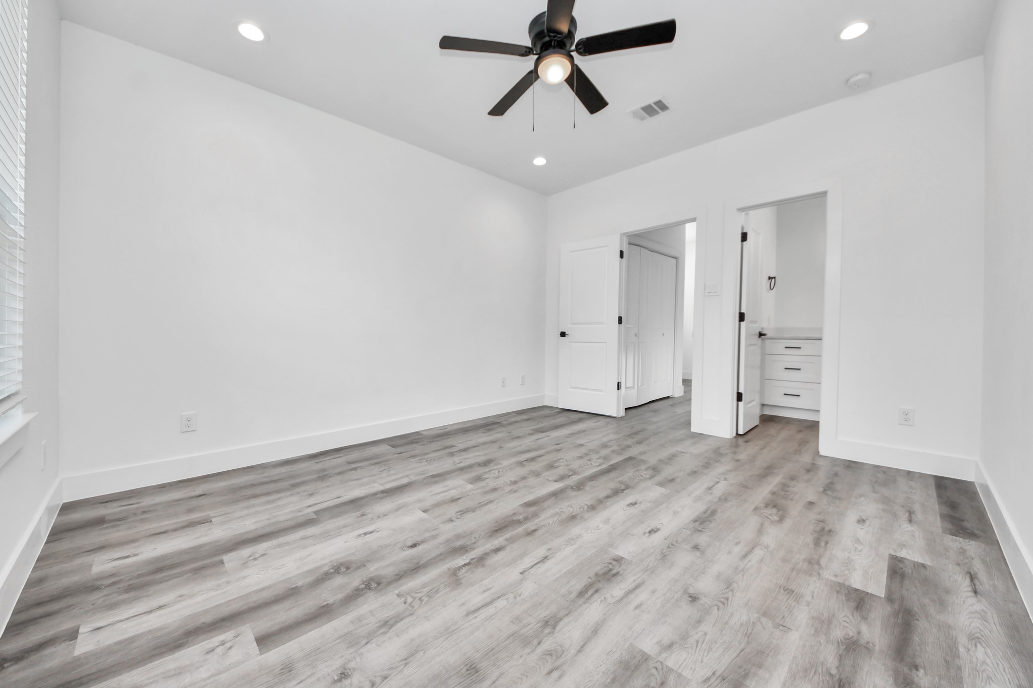 Primary bedroom with en suite bathroom and walk in closet