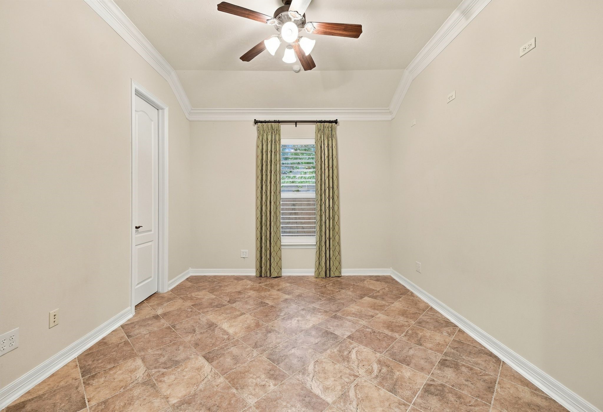 Secondary bedroom