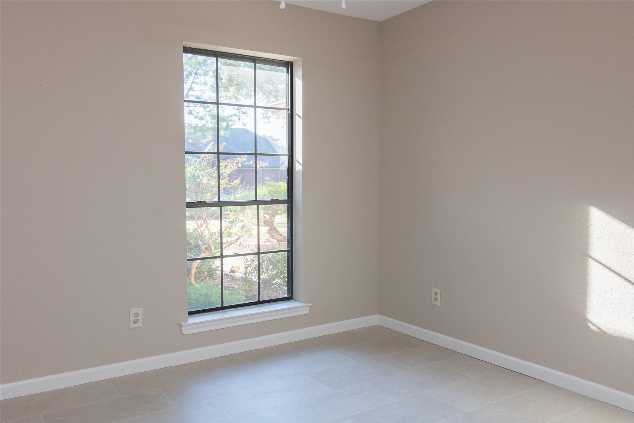 Secondary bedroom.