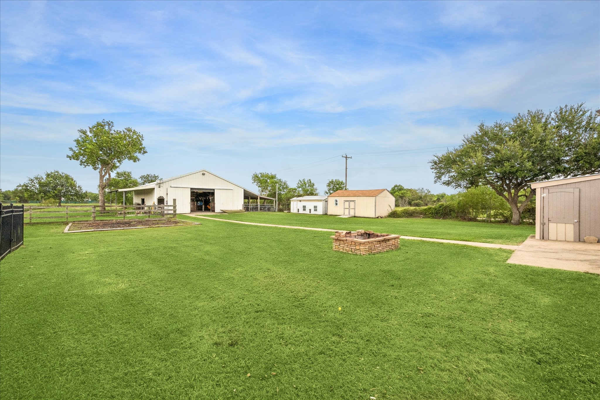 9102 N Humble Camp Road, Dickinson, TX 77539