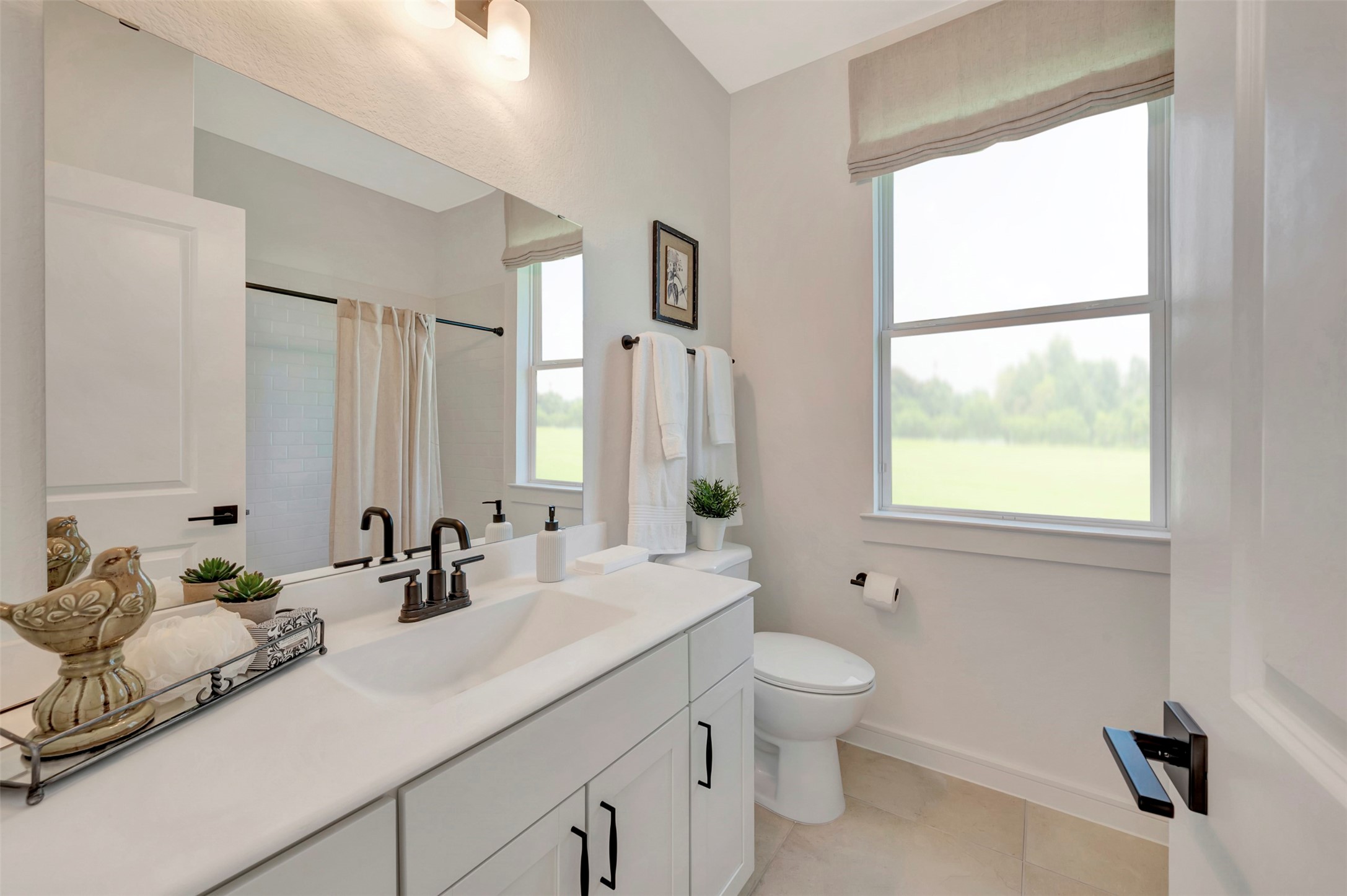 Hall bath (*Photo not of actual home and used for illustration purposes only.)