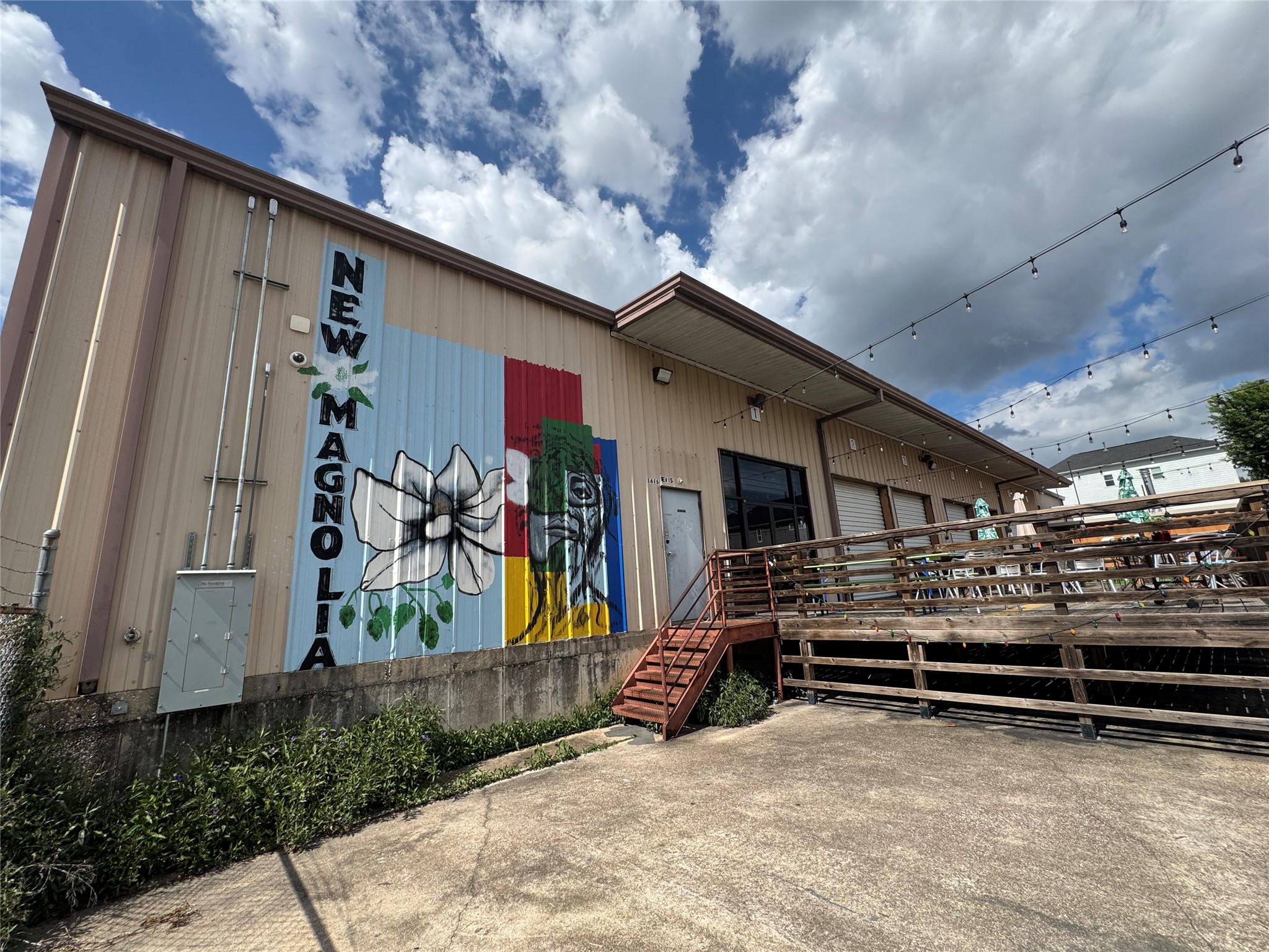 New Magnolia Brewing Co., a neighborhood craft brewery and taproom located just down the street, offers another nearby spot to gather, relax, and enjoy the Greater Heights lifestyle.