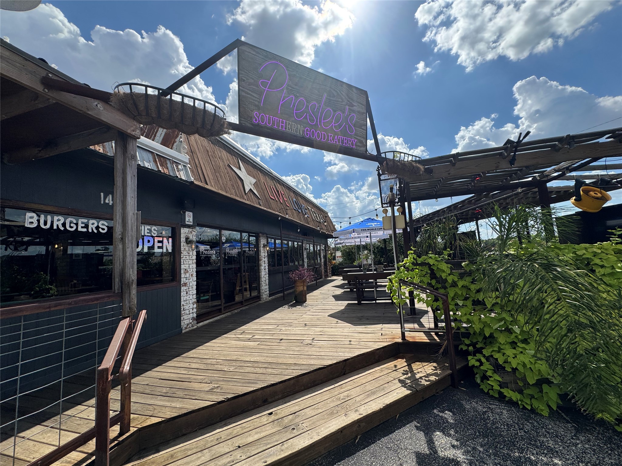 Preslee's Southern Good Eatery, located within walking distance, offers Southern-inspired dining, outdoor patio seating, and a welcoming neighborhood atmosphere.