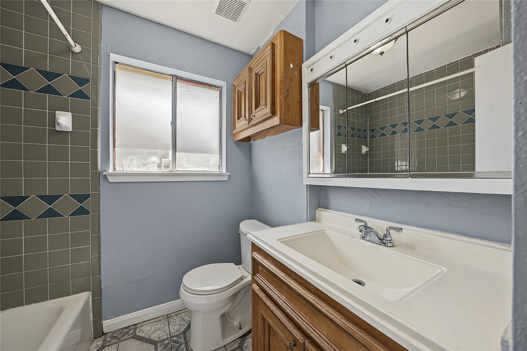 Full bathroom featuring clean finishes, functional layout, and a fresh aesthetic.