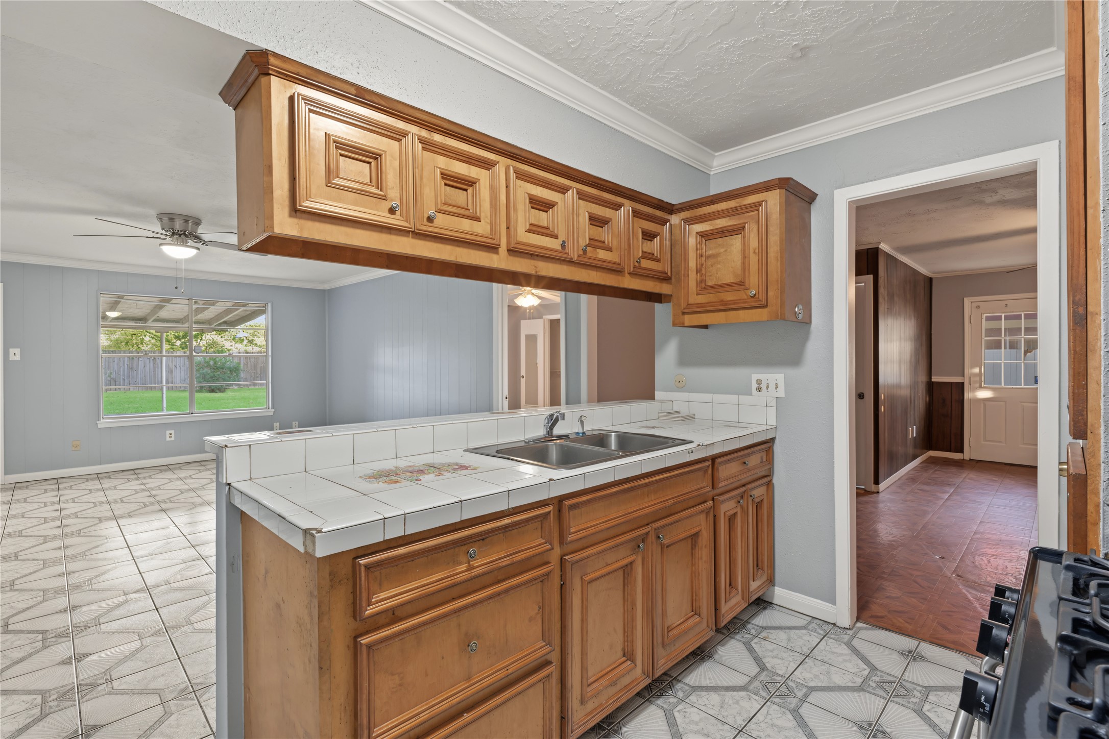 Breakfast bar, double kitchen sinks, lots of natural light