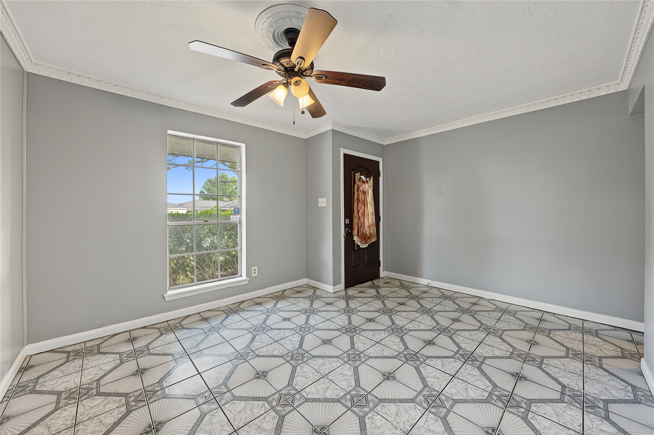 Inviting living space ready for your personal touch.