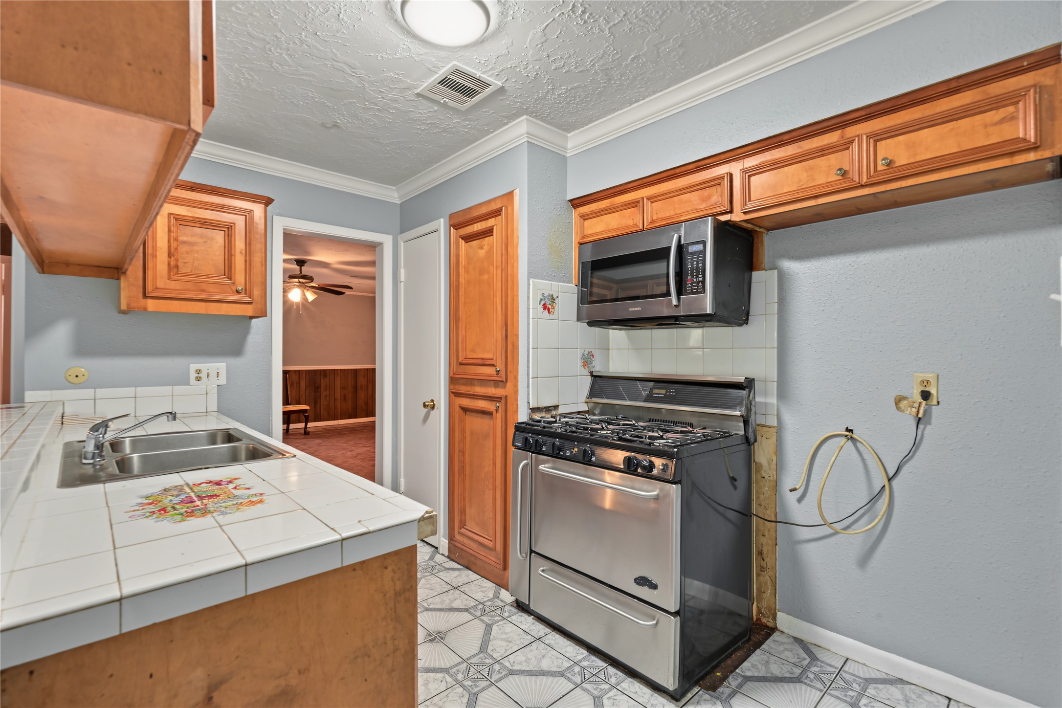 Extra large gas range. Double sinks