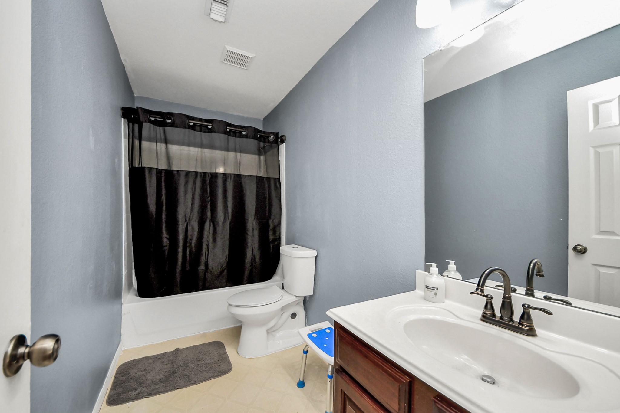 Full Secondary Bathroom Upstairs