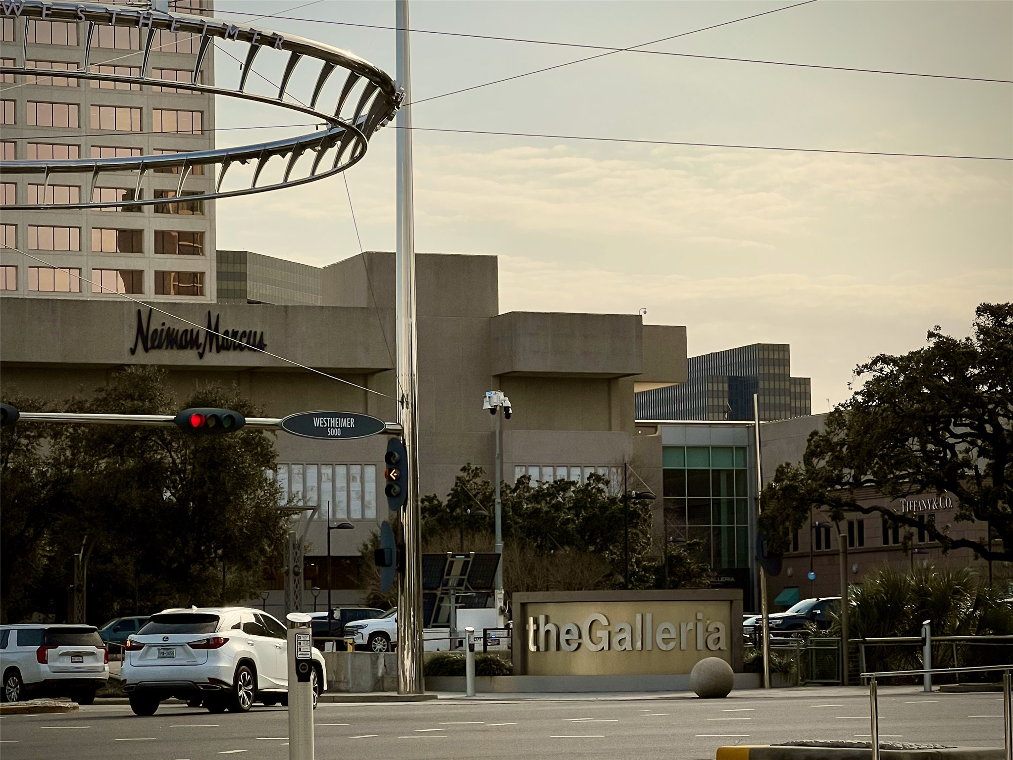 The Galleria mall & uptown park is only short drive for lots shopping & fine dining.