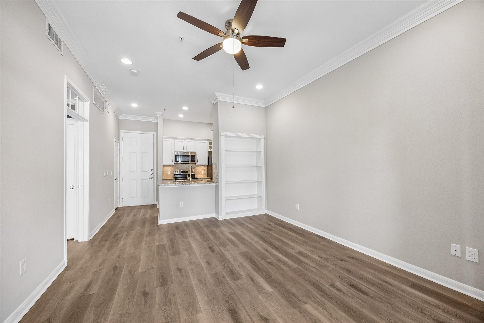 10 foot ceilings & a built-in bookshelf.