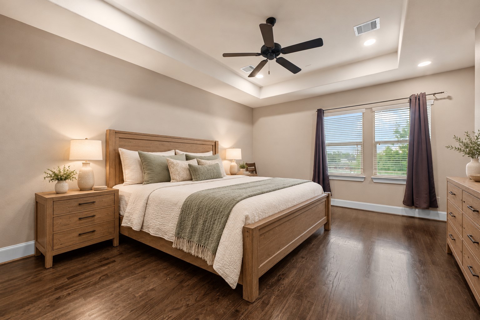 The primary bedroom located on the 3rd is spacious, suitable for large furniture, has a recessed ceiling, large windows and beaming wood floors.