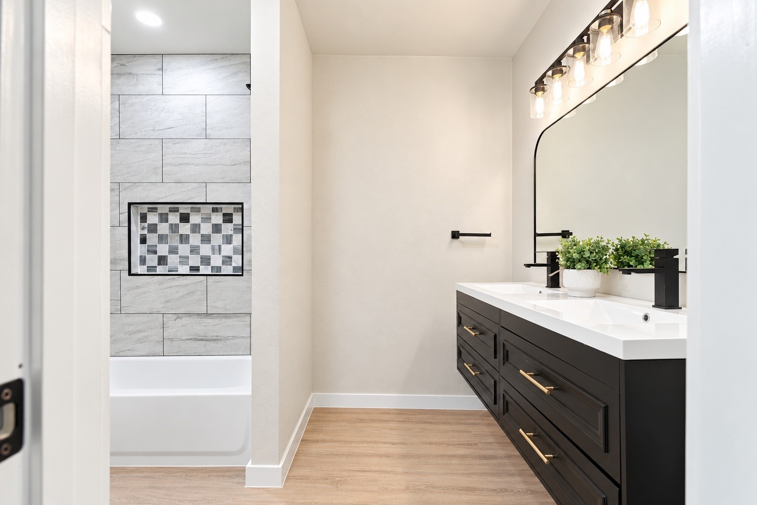The secondary bathroom upstairs!