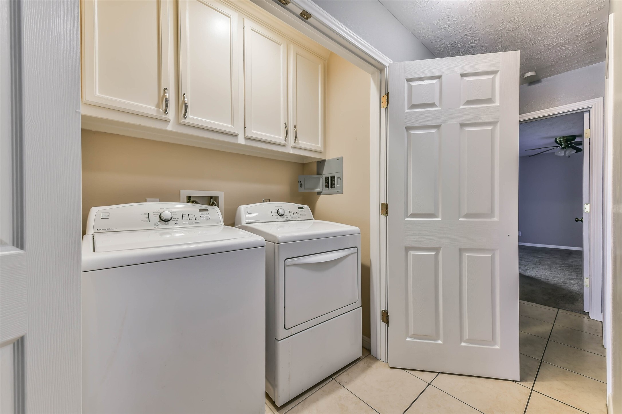 Laundry (Washer & Dryer included)