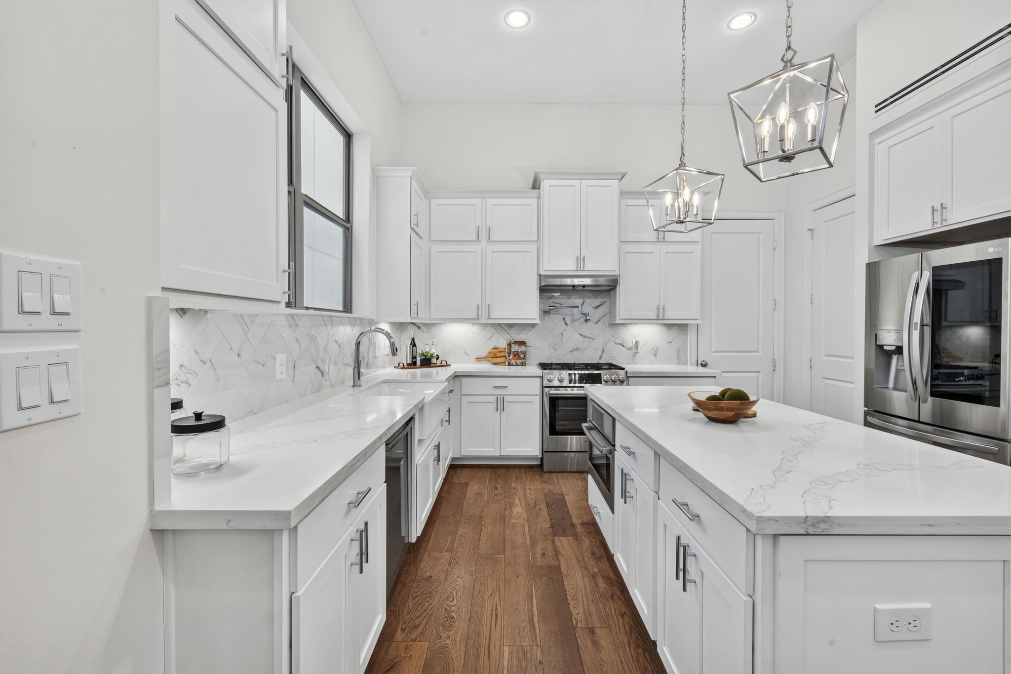 A generous kitchen equipped with premium Bosch stainless steel appliances and the LG refrigerator is included! A generous kitchen equipped with premium Bosch stainless steel appliances and the LG refrigerator is included!