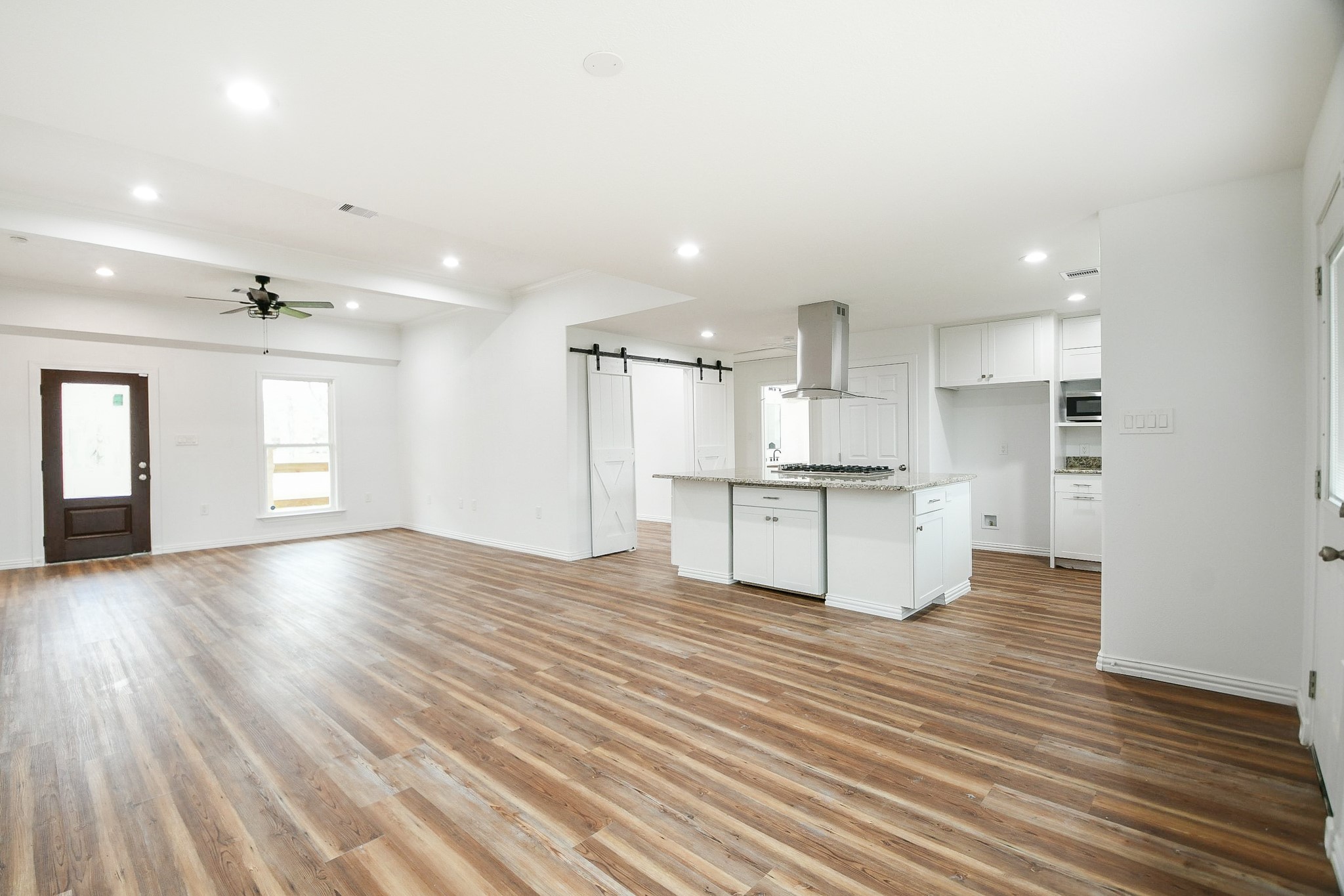 Huge living area open to the kitchen. Huge living area open to the kitchen.