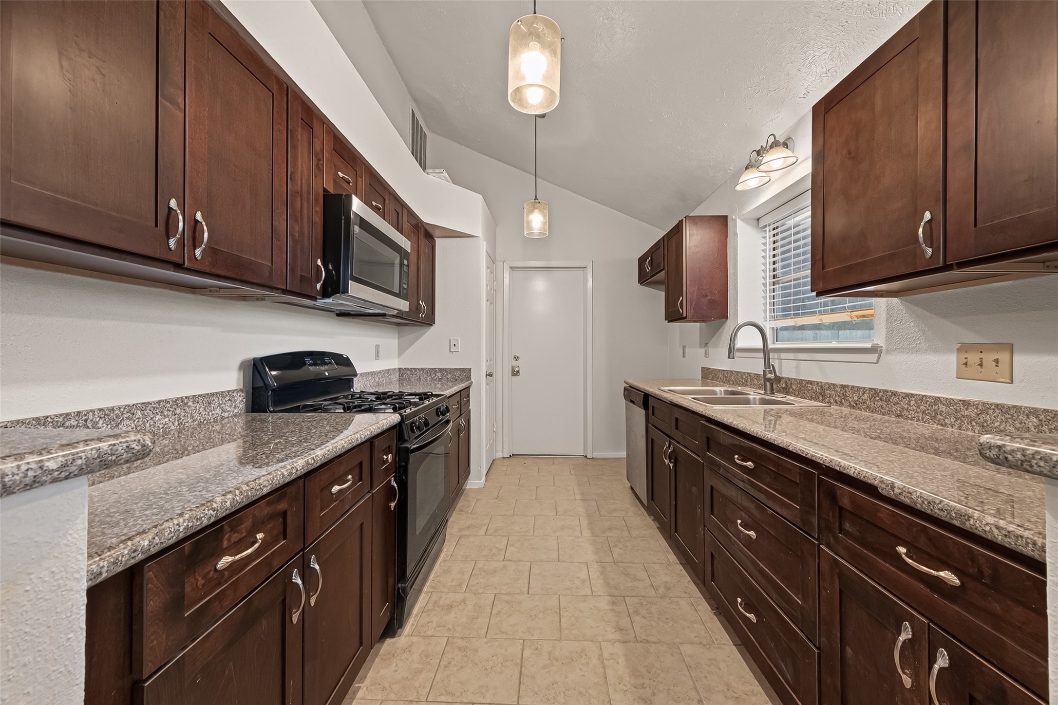 2714 S Brompton Drive, Pearland, TX 77584