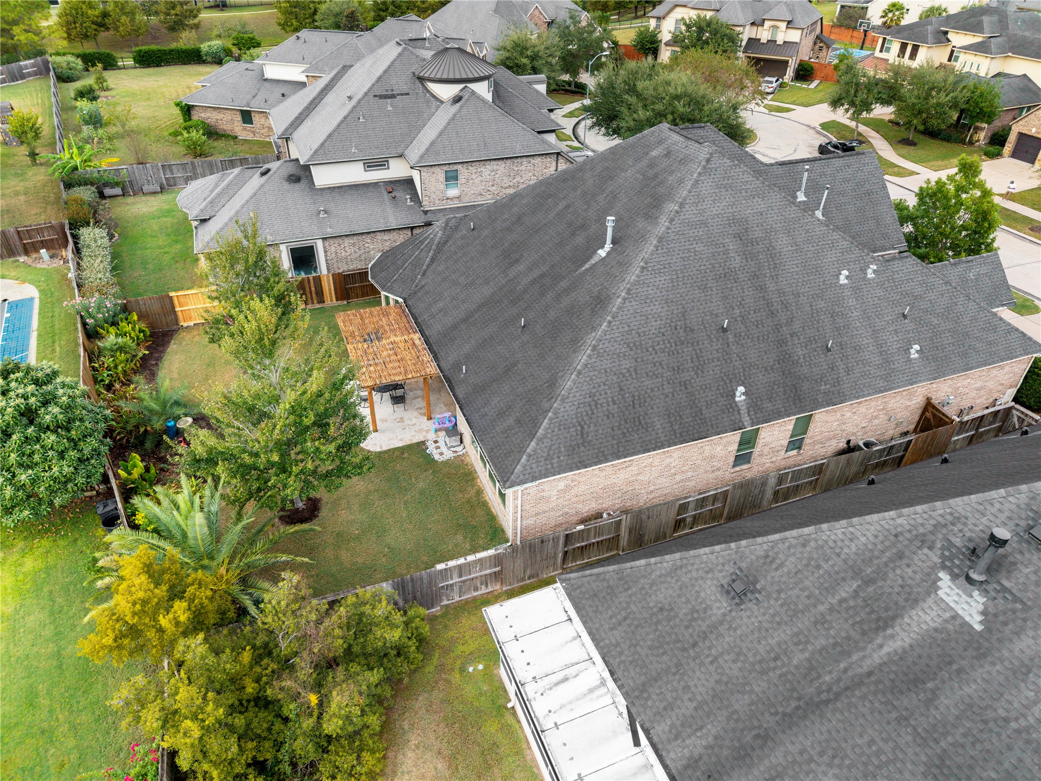 Spacious backyard with lush greenery and a cozy patio, perfect for outdoor relaxation and entertainment. Spacious backyard with lush greenery and a cozy patio, perfect for outdoor relaxation and entertainment.