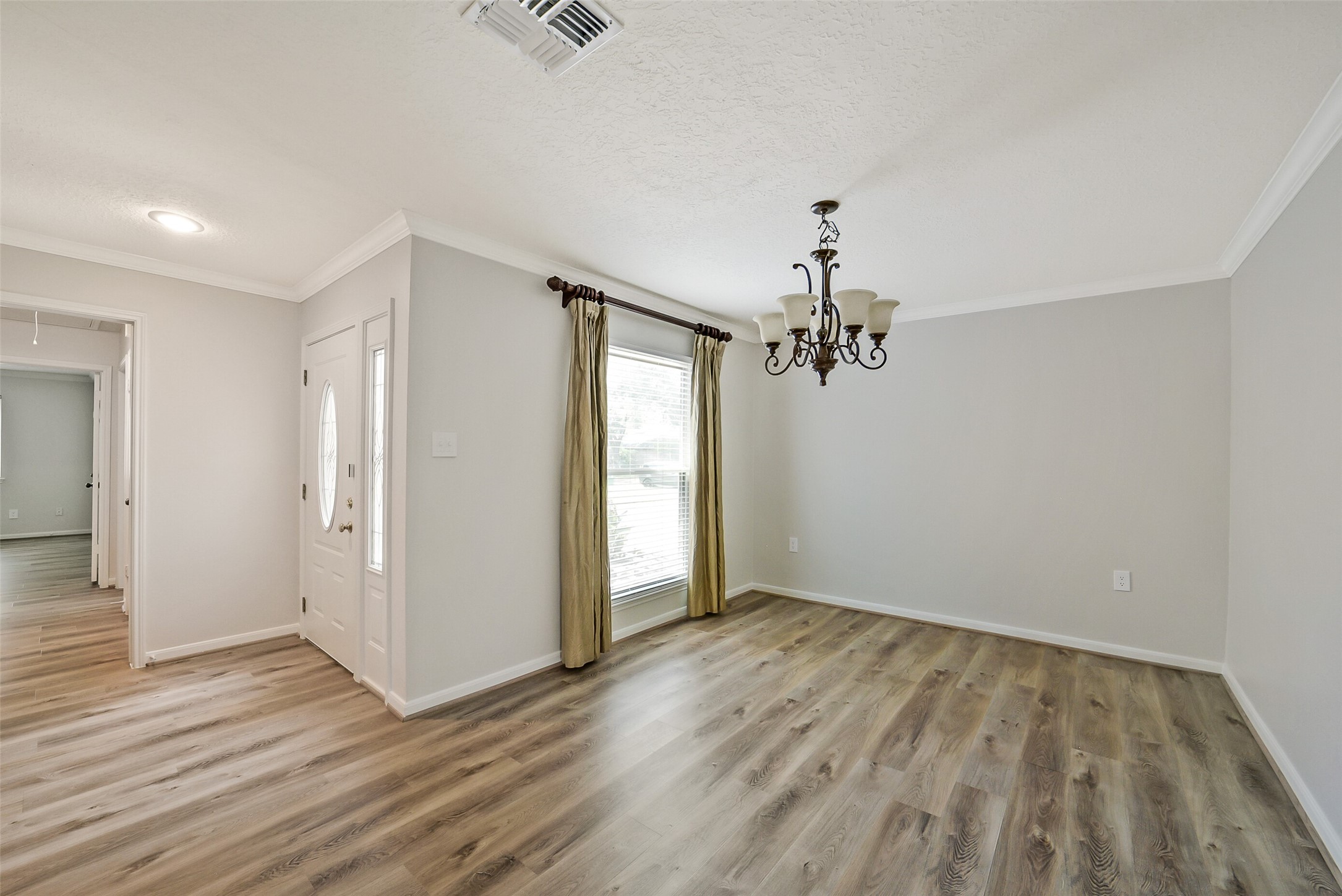 The formal dining room has crown molding.