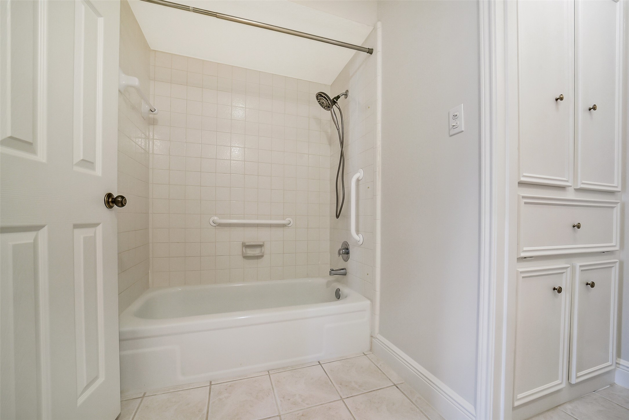 The second full bathroom also has a tub+shower duo with tile surround.