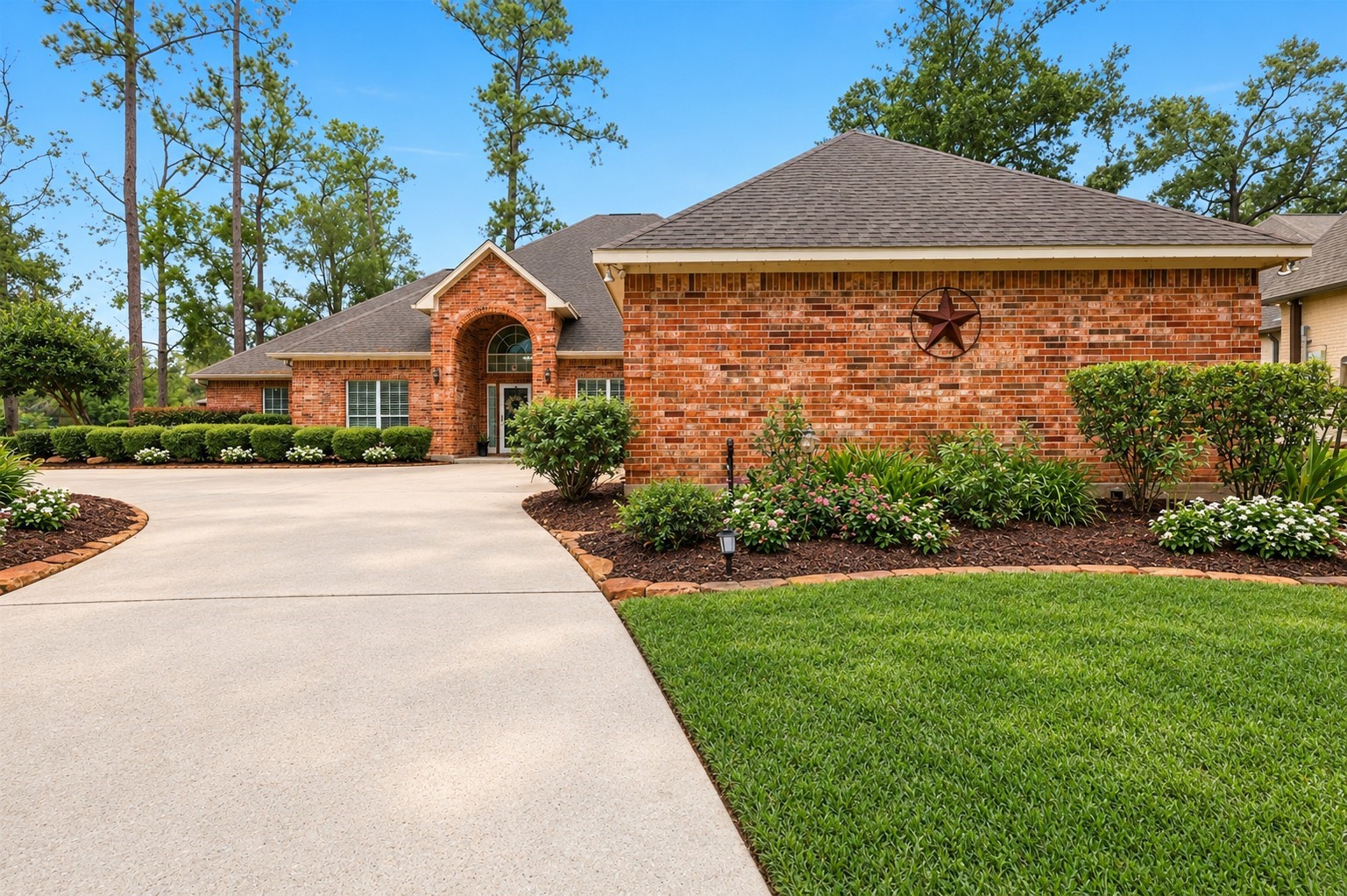 Gorgeous home located on the 9th hole in Fairway of River Plantation. Gorgeous home located on the 9th hole in Fairway of River Plantation.