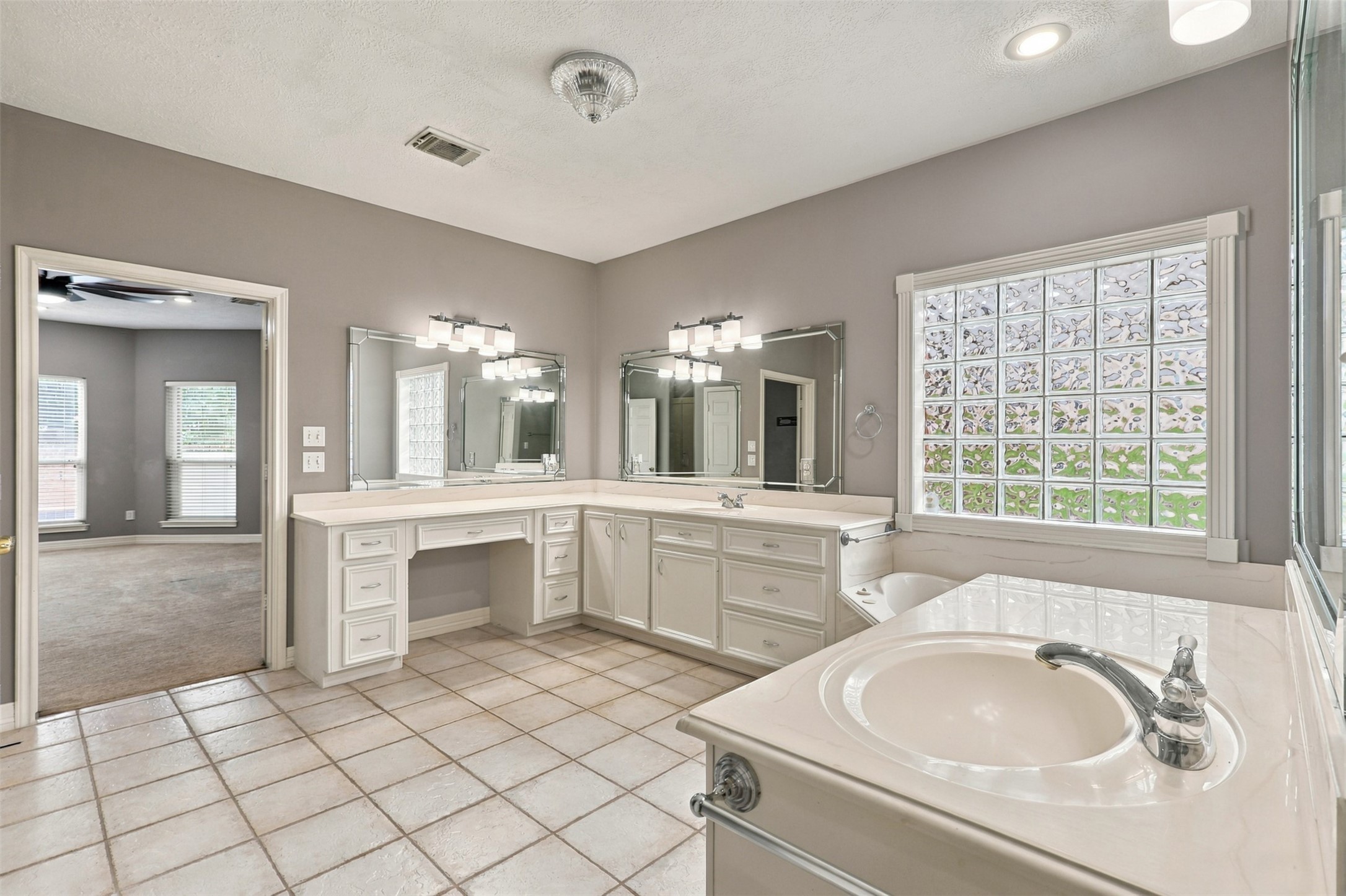 705 Fairway Oaks, Conroe, TX 77302