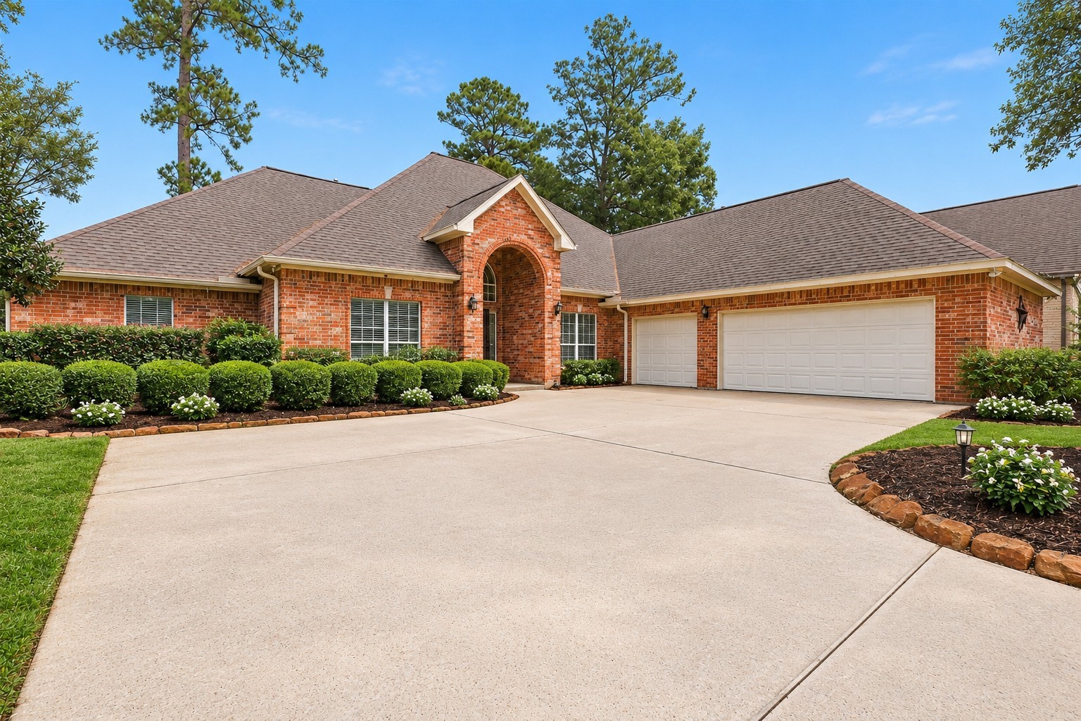 Circular driveway and a spacious 3-car garage! Circular driveway and a spacious 3-car garage!