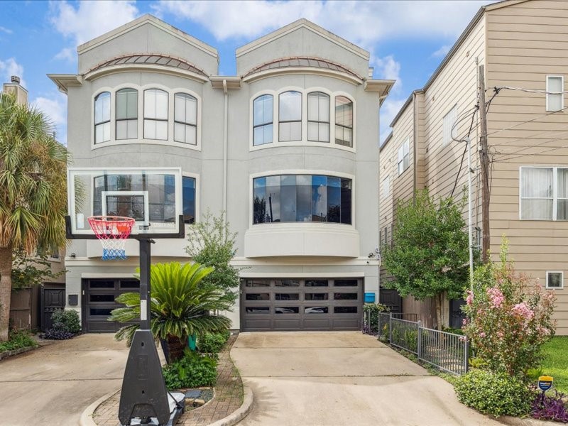 Welcome to your modern West U retreat! This first-floor 1BR/1BA duplex apartment features a private one-car garage, a two-car driveway, and a surrounding privacy fence. Enjoy style, privacy, and convenience near 59/69 & Wesleyan, with easy access to downtown, the Galleria, West U Elementary, and community pools and tennis courts.