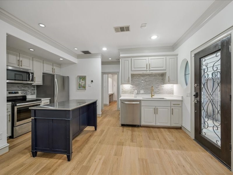 Step inside to the heart of your home! The centrally located kitchen connects to the living room and bathroom on one side, with the dining area and garage on the othera convenient layout for everyday living and easy entertaining.